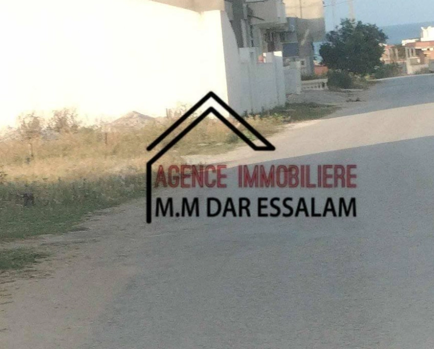 Maison indépendante sur la route goudronnée près de la mer