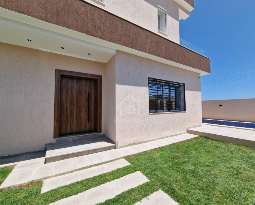 Un duplex s+5 avec piscine à hammamet sud à vendre 51355351