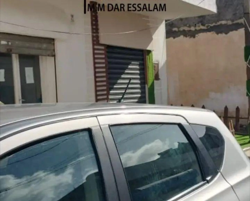 Deux garages près de toutes commodités à vendre