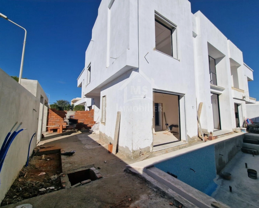 Villa s+4 avec jardin et piscine à vendre à yamine hammamet 51355351