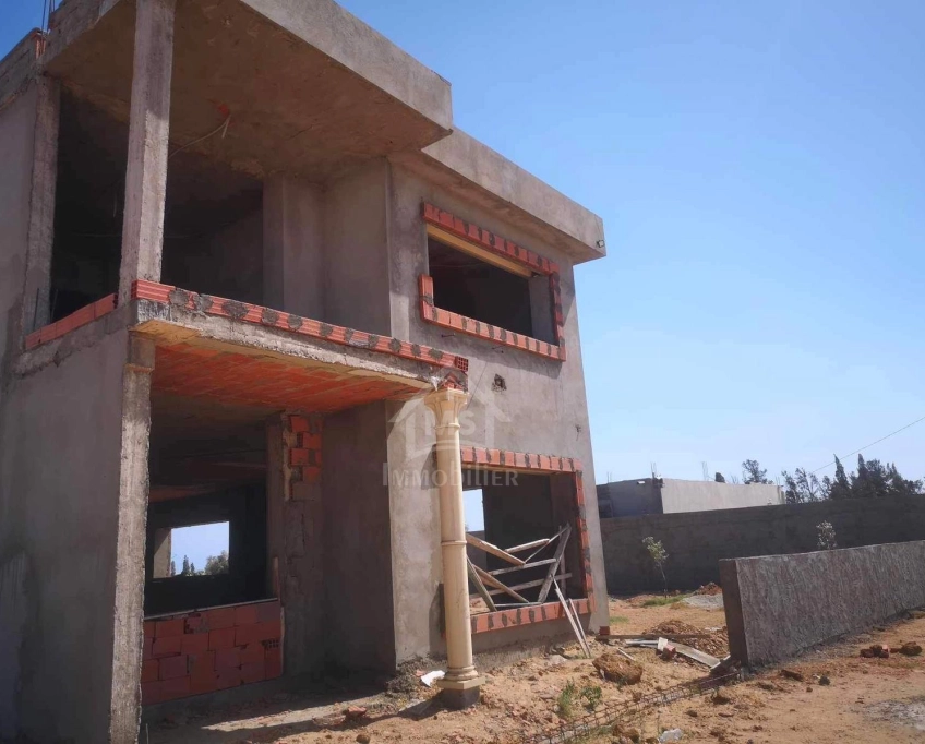 Villa s+4 encours de construction à vendre à korba 51355351