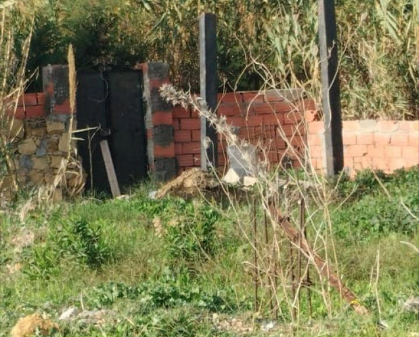 Terrain se trouve sur la route principal