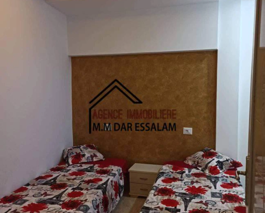 Maison indépendante sur la route goudronnée près de la mer