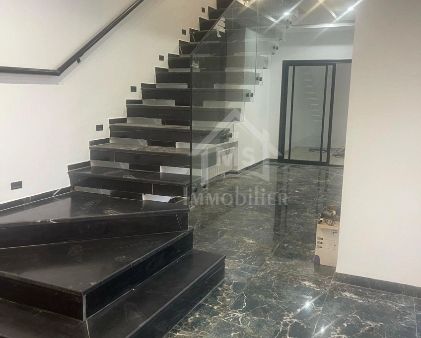 A vendre à manaret hammamet, villa s+5 avec piscine 51355351