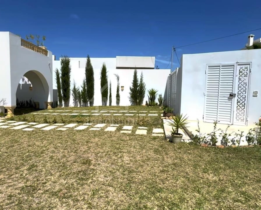 Villa s+4 toute neuve avec grand jardin à vendre à hammamet sud 51355351