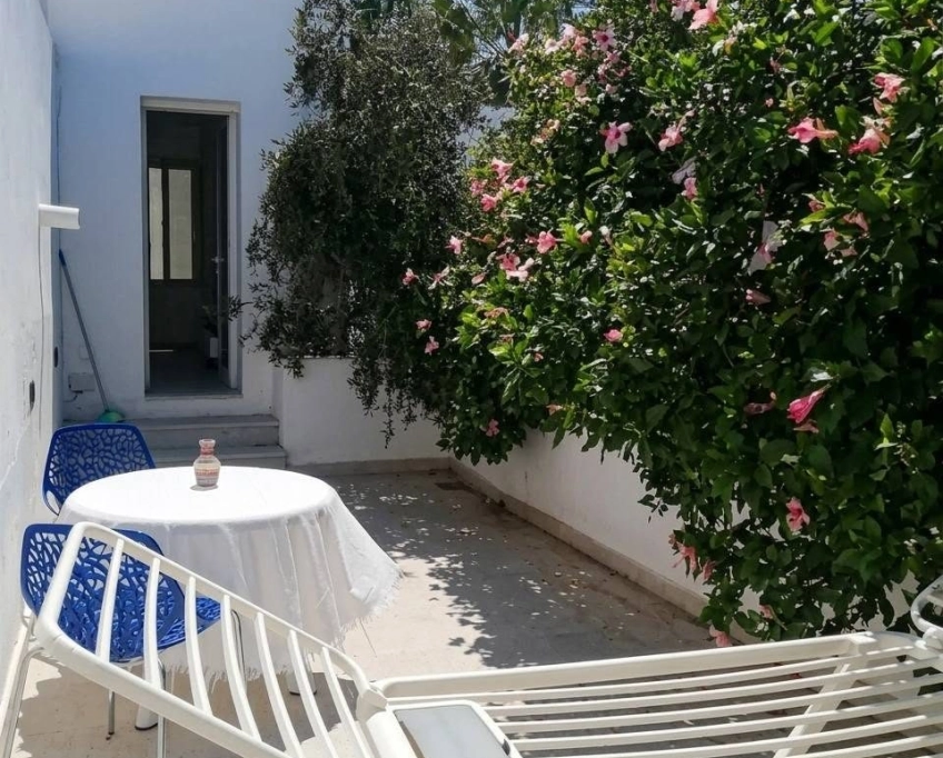 Studio s+1 moderne avec terrasse – port & club nautique (kélibia)