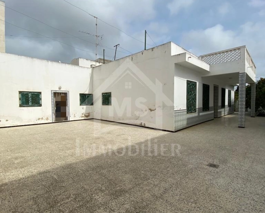 Maison arabesque s+3 avec patio et jardin à vendre 51355351