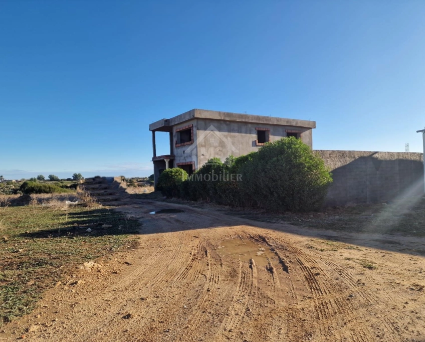 Villa s+4 encours de construction à vendre à korba 51355351