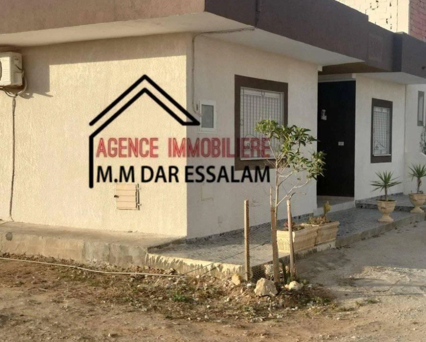 Maison indépendante sur la route goudronnée près de la mer