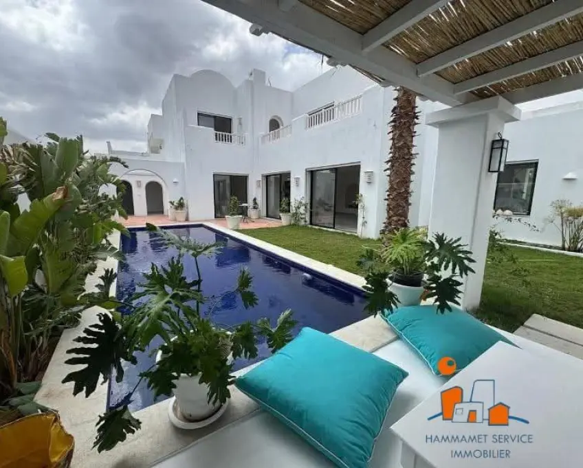 A vendre une villa de charme avec piscine s+4