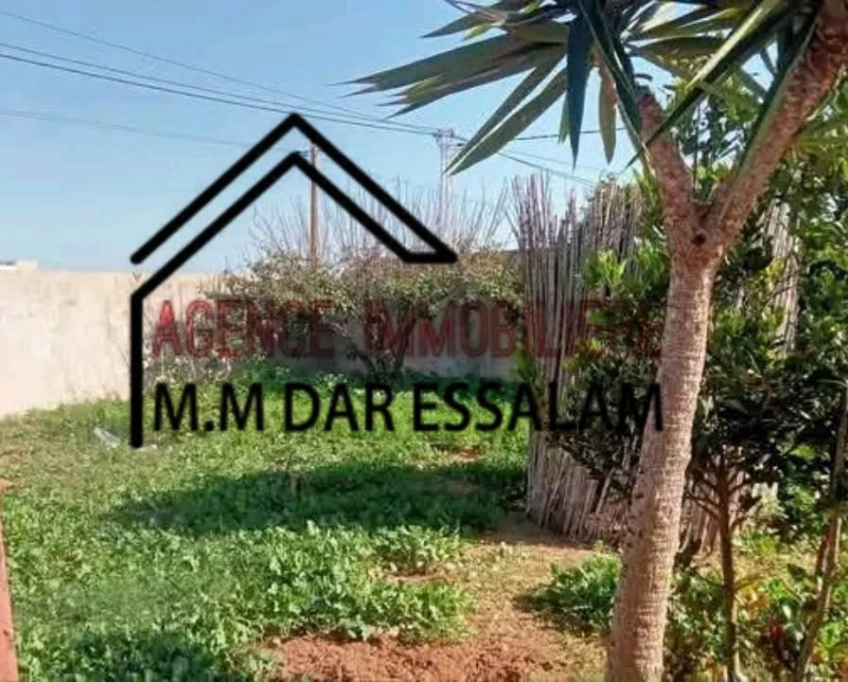 Villa avec un grand jardin près de la mer à vendre