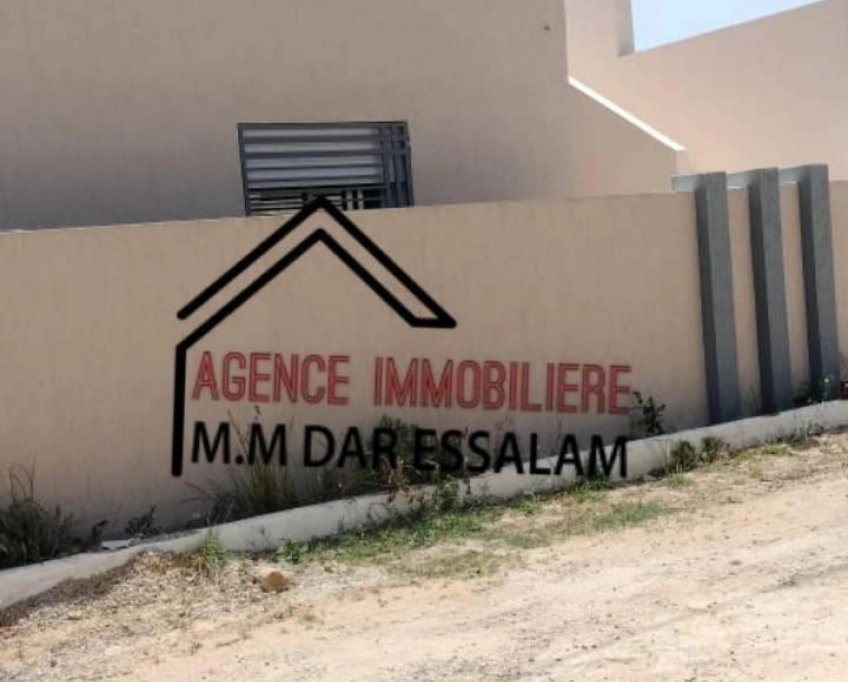 Maison indépendante première main près de la plage sableuse