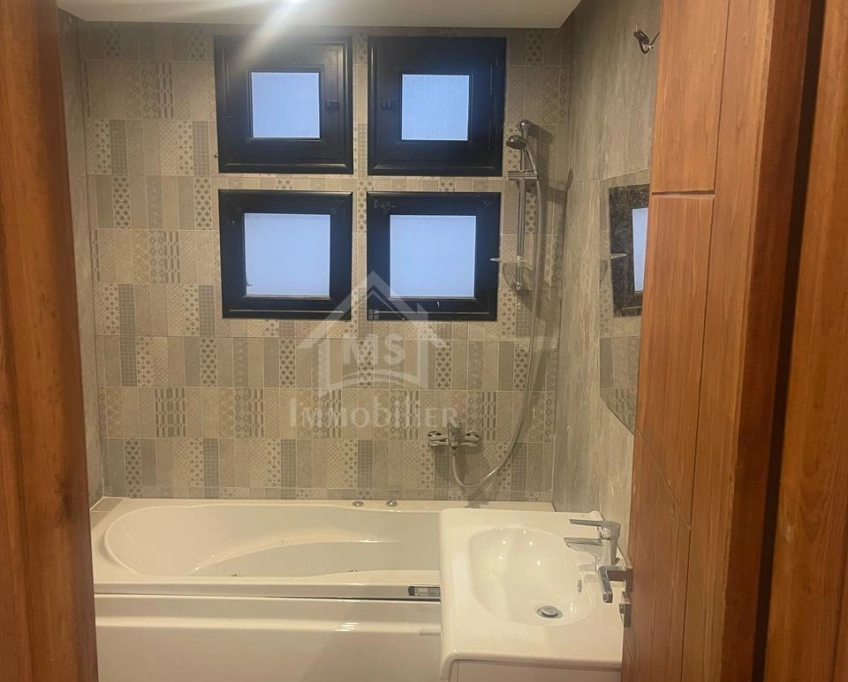 A vendre à manaret hammamet, villa s+5 avec piscine 51355351