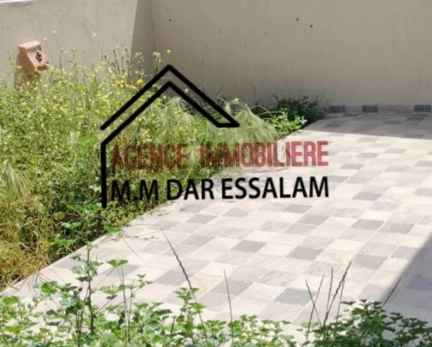 Maison indépendante première main près de la plage sableuse