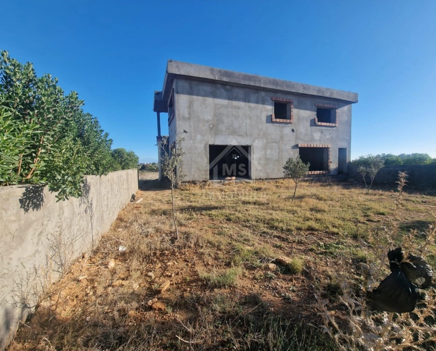 Villa s+4 encours de construction à vendre à korba 51355351