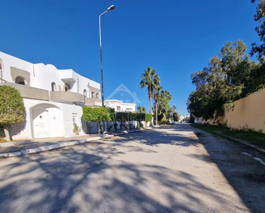Villa s+4 avec jardin et piscine à vendre à yamine hammamet 51355351