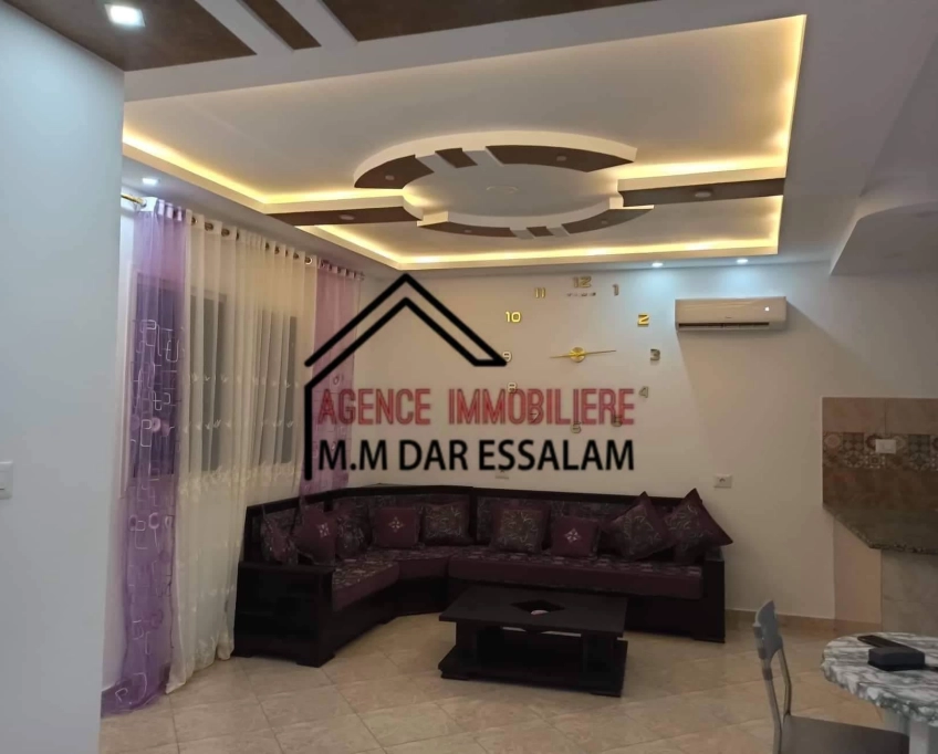 Maison indépendante sur la route goudronnée près de la mer