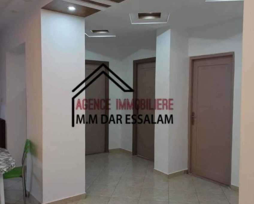 Maison indépendante sur la route goudronnée près de la mer