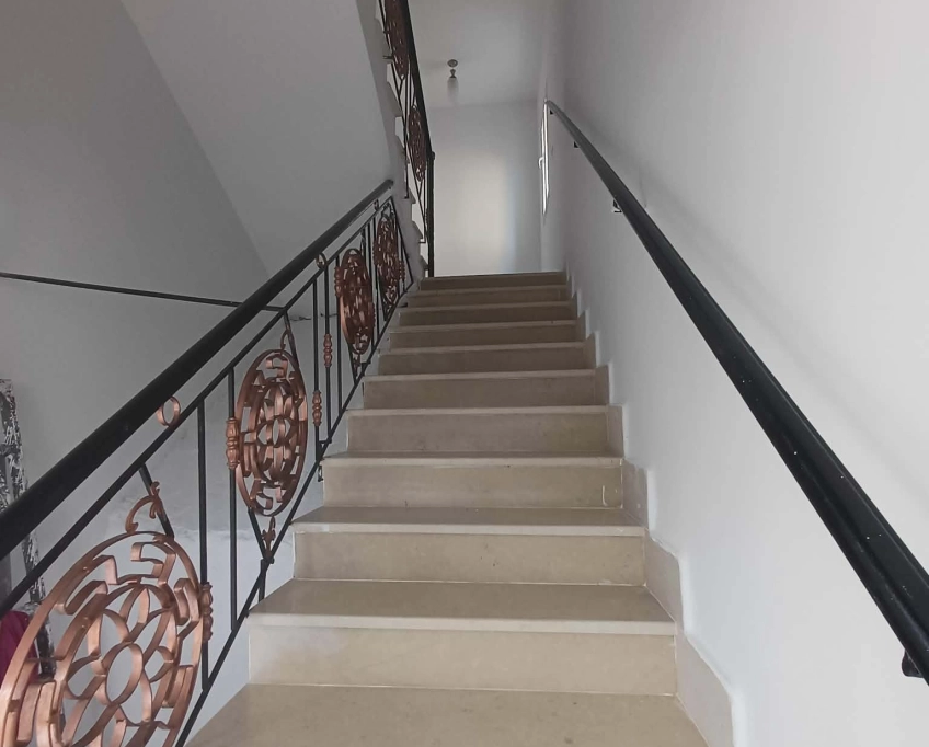 A louer etage de villa ennaser