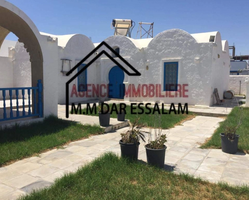 Une grande villa près de la mer à vendre