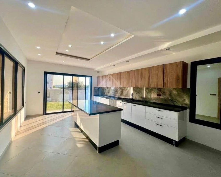 Villa s+5 toute neuve avec piscine à vendre à hammamet sud 51355351