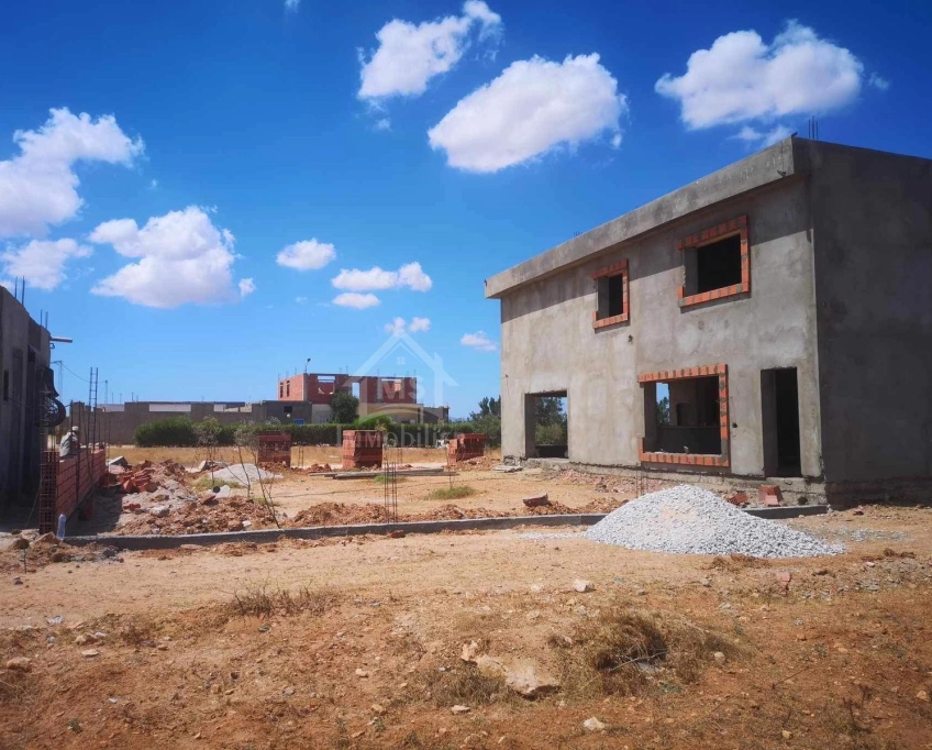 Villa s+4 encours de construction à vendre à korba 51355351