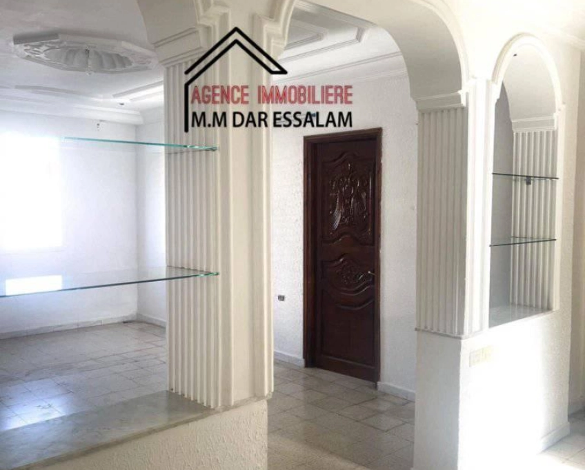 Maison avec deux garages à kélibia