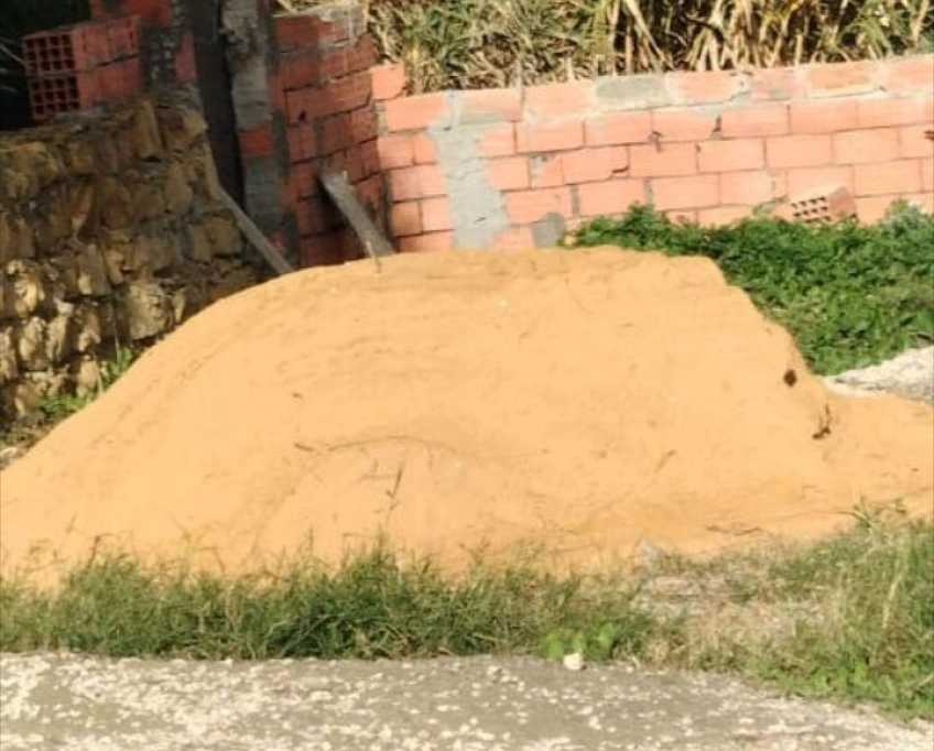 Terrain se trouve sur la route principal