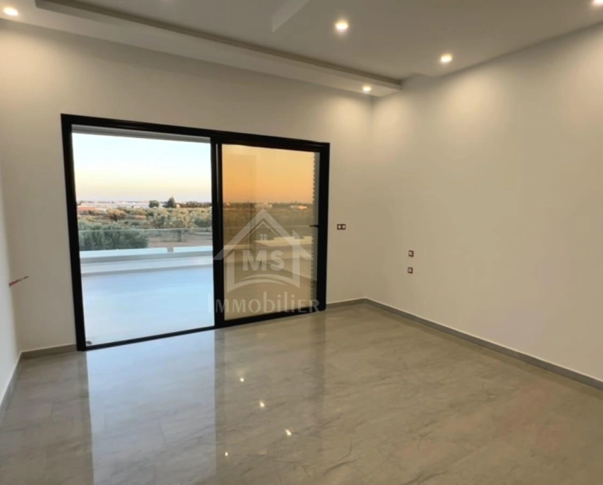 Villa s+4 toute neuve avec piscine à vendre à hammamet sud 51355351