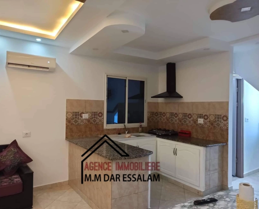 Maison indépendante sur la route goudronnée près de la mer