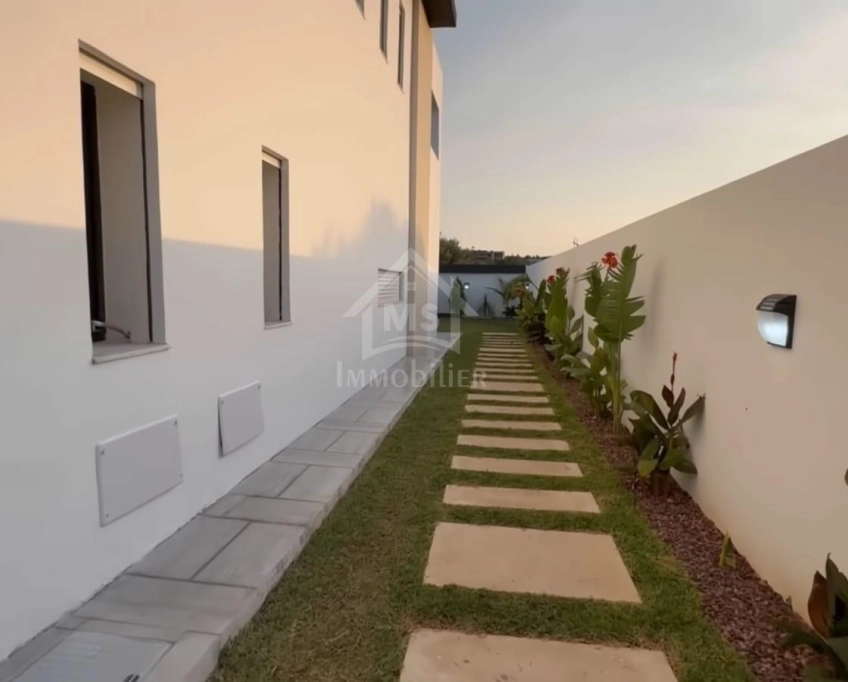 Villa s+4 toute neuve avec piscine à vendre à hammamet sud 51355351