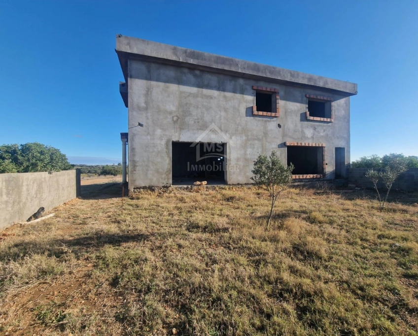 Villa s+4 encours de construction à vendre à korba 51355351