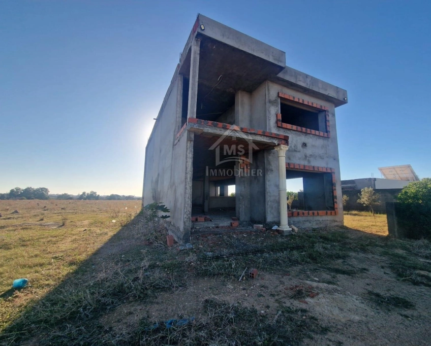 Villa s+4 encours de construction à vendre à korba 51355351