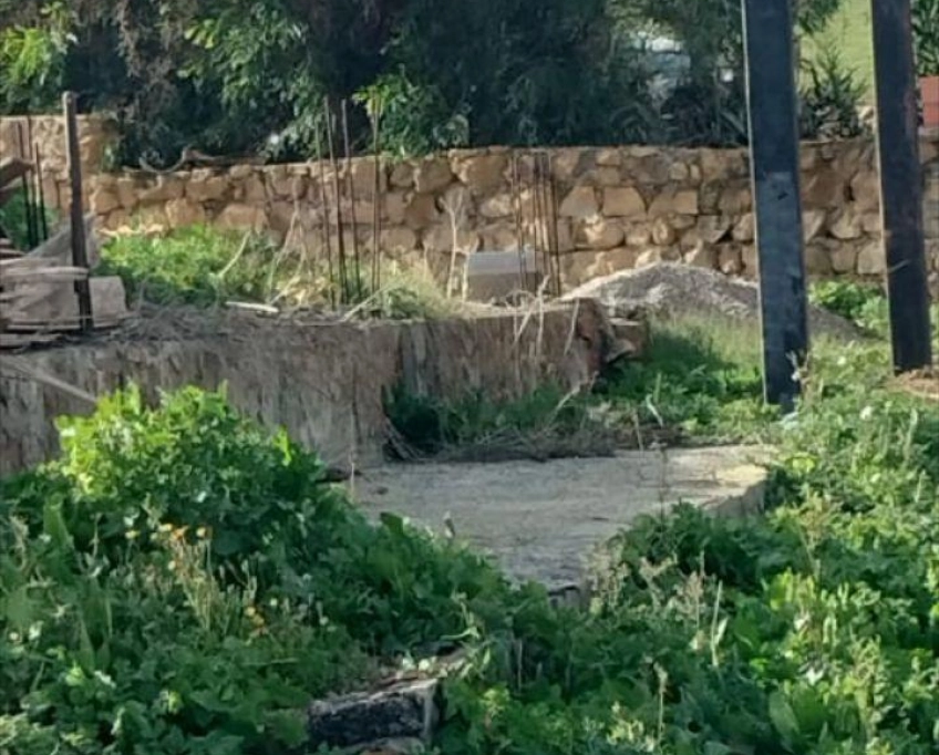 Terrain se trouve sur la route principal