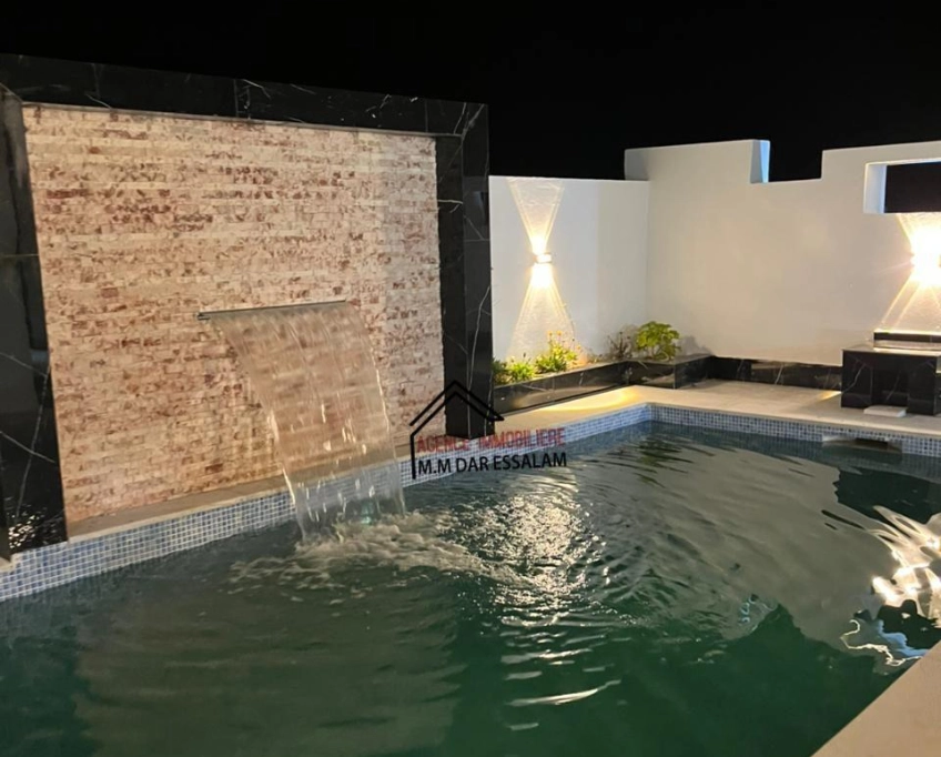 Villa avec piscine près de la mer