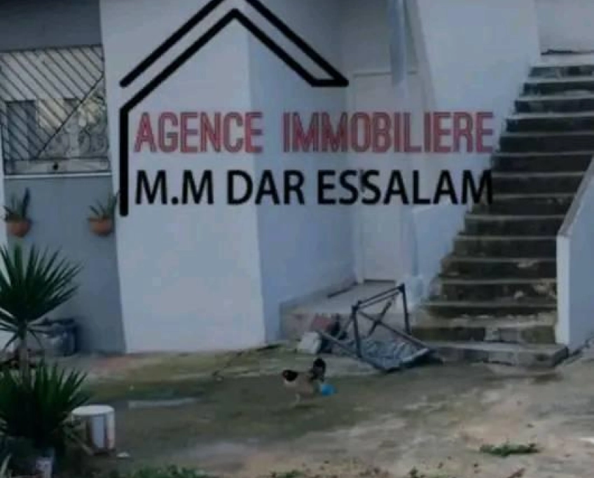 Villa avec un grand jardin près de la mer à vendre