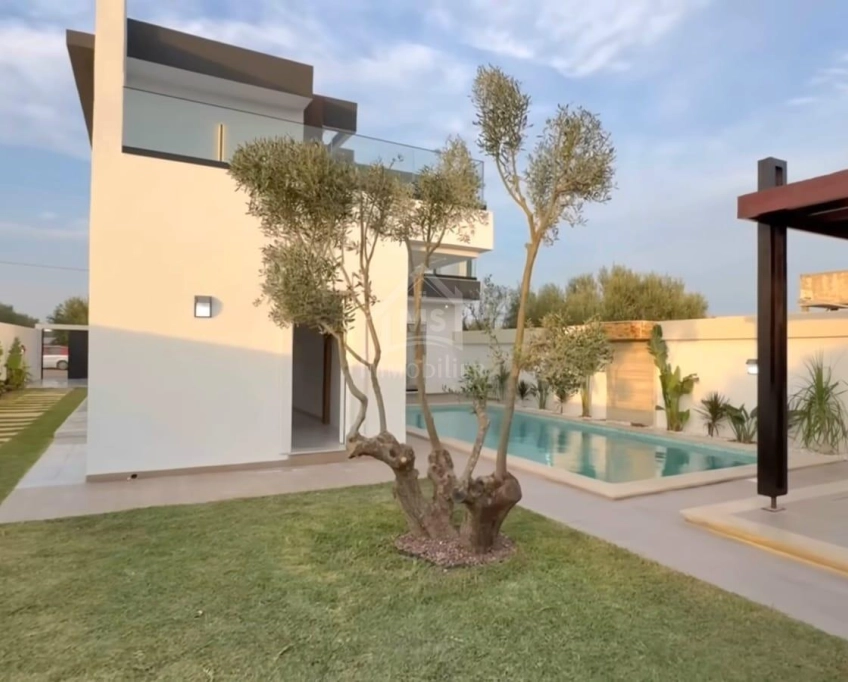Villa s+4 toute neuve avec piscine à vendre à hammamet sud 51355351