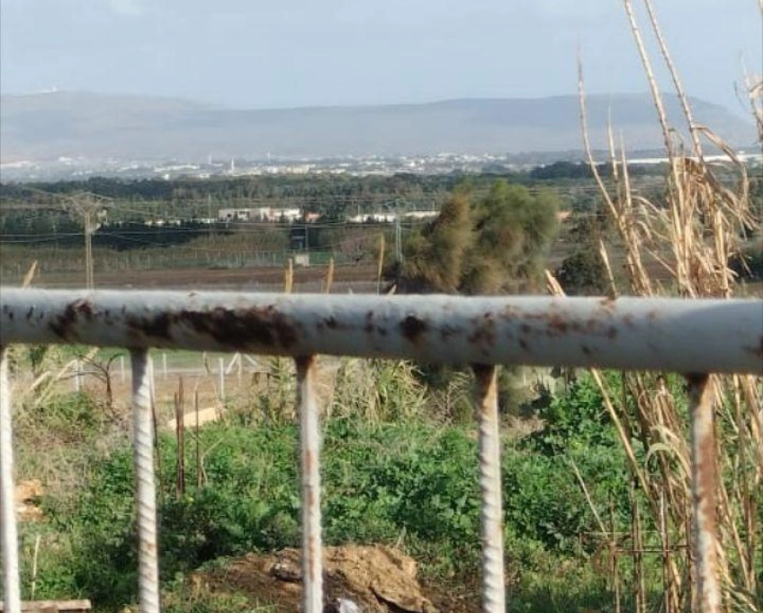 Terrain se trouve sur la route principal