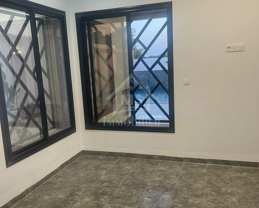 A vendre à manaret hammamet, villa s+5 avec piscine 51355351