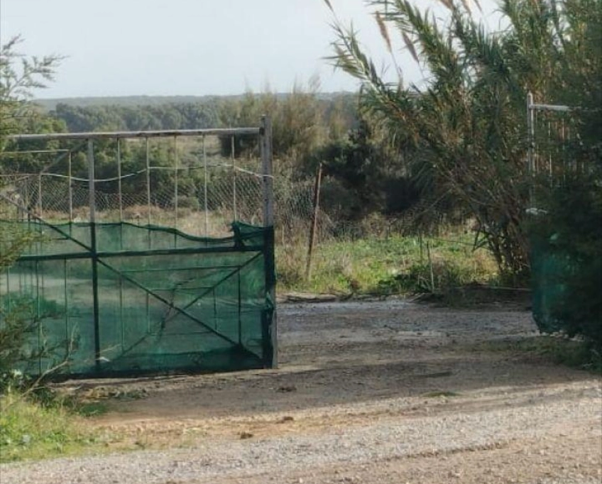 Terrain se trouve sur la route principal