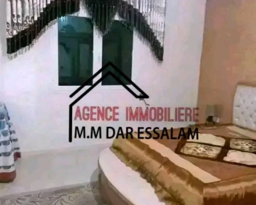 Villa avec un grand jardin près de la mer à vendre