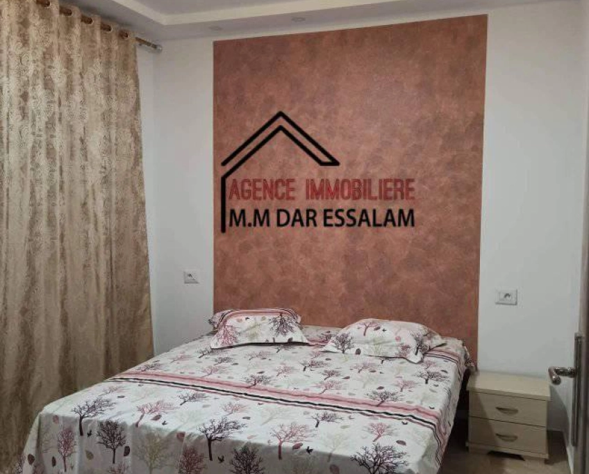 Maison indépendante sur la route goudronnée près de la mer