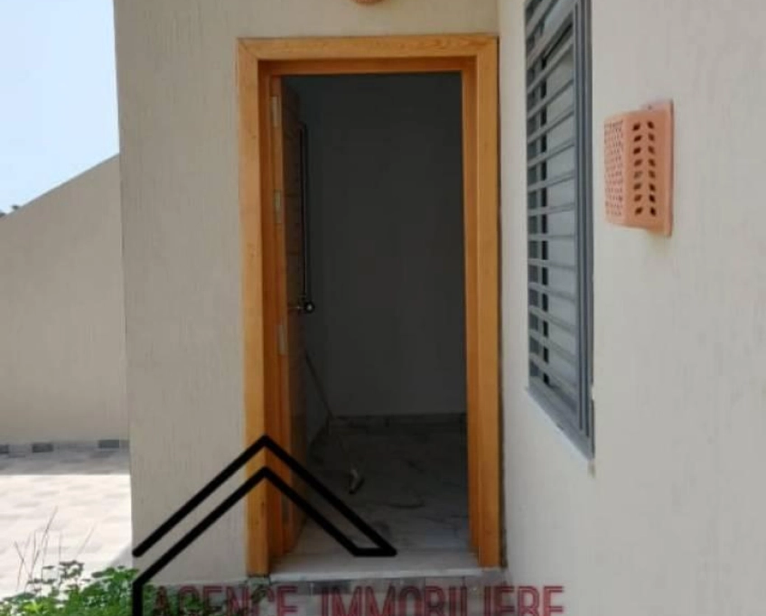 Maison indépendante première main près de la plage sableuse